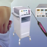 Equipamento Renuvion com ponteira cirúrgica ao lado do corpo feminino com abdômen definido, ilustrando tecnologia de radiofrequência com plasma usada para retração de pele e contorno corporal.